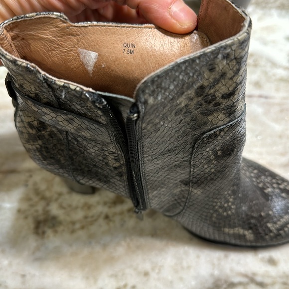 Donald J Pliner Snake Embossed Quin Bootie 7.5 - Picture 9 of 9